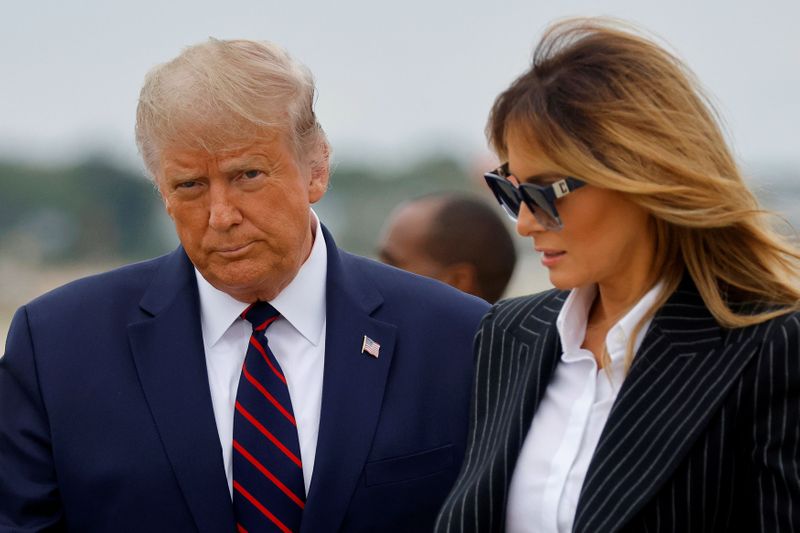 &copy; Reuters. FOTO DE ARCHIVO: El presidente de Estados Unidos, Donald Trump, y su esposa, Melania Trump, en Cleveland
