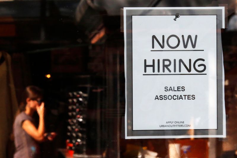 &copy; Reuters. Cartaz anunciando contratação em loja da Urban Outfitters em Boston