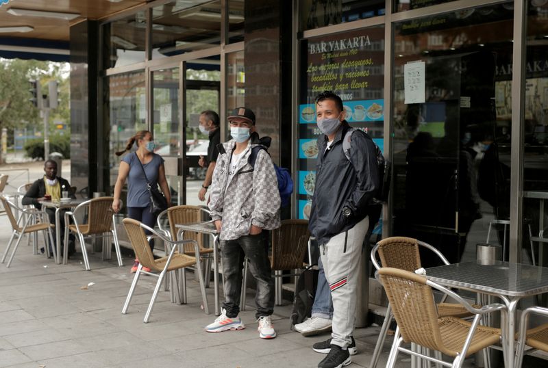 &copy; Reuters. FOTO DE ARCHIVO: Vecinos del madrileño barrio de Usera llevando mascarilla