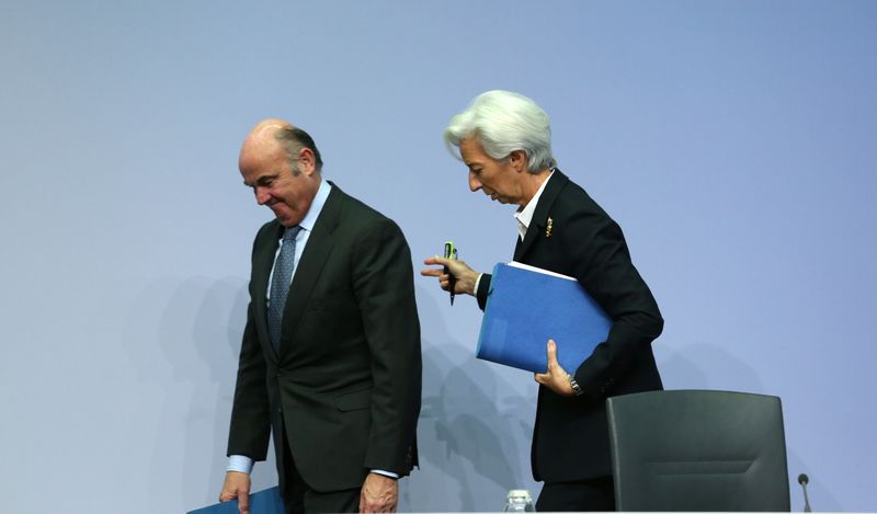 &copy; Reuters. Il vicepresidente Bce Luis de Guindos e la presidente Bce Christine Lagarde dopo una conferenza stampa a Francoforte