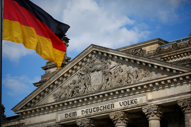 &copy; Reuters. Una bandiera tedesca davanti alla sede del Reichstag a Berlino