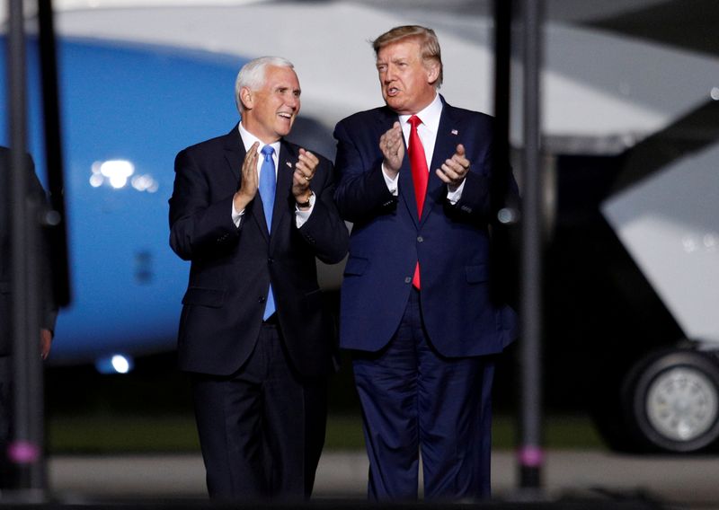 &copy; Reuters. Presidente dos EUA, Donald Trump, ao lado de seu vice, Mike Pence, em Newport News, no Estado da Virgínia