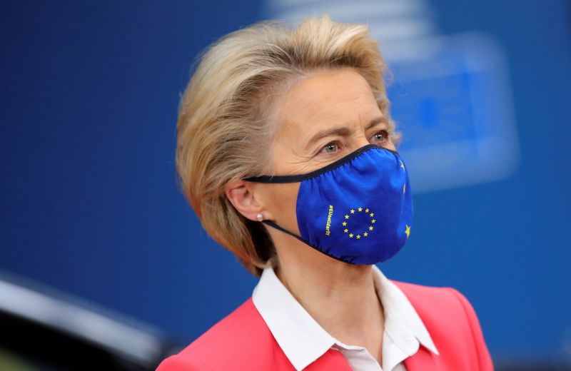 &copy; Reuters. La presidente della Commissione europea Ursula von der Leyen con una mascherina prima di una conferenza stampa a Bruxelles