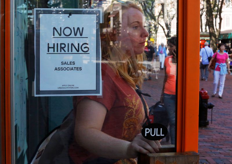 &copy; Reuters. Cartaz de contratação em loja da Urban Outfitters em Boston