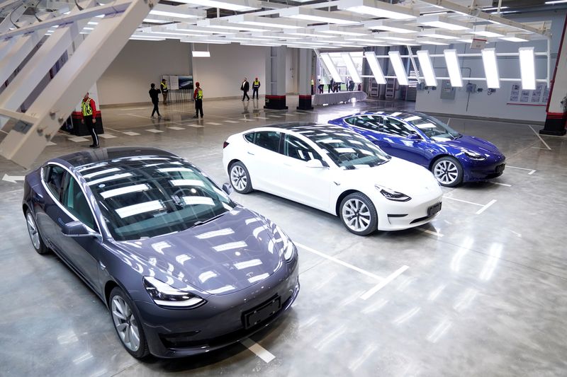 &copy; Reuters. Автомобили Tesla Model 3 на заводе в Шанхае