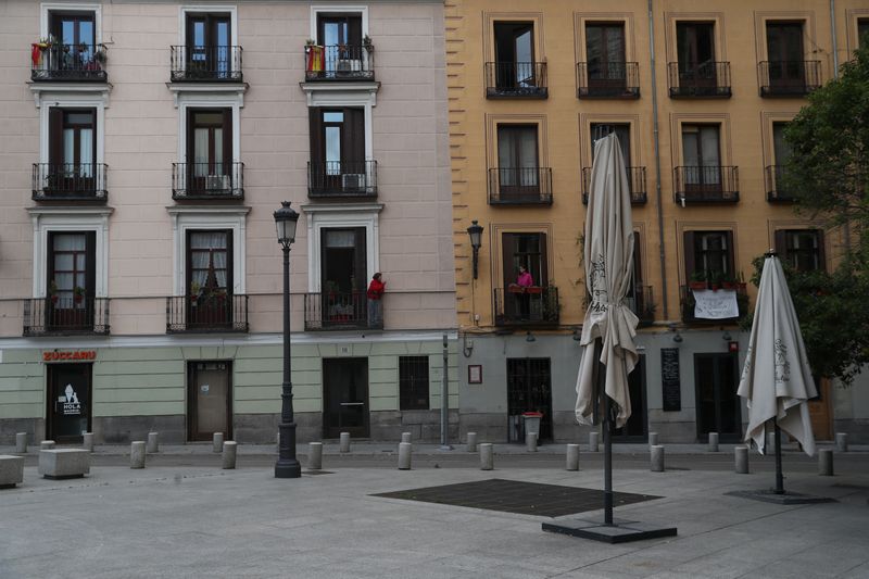 &copy; Reuters. Em suas varandas, moradores de Madri observam calçadas vazias durante lockdown