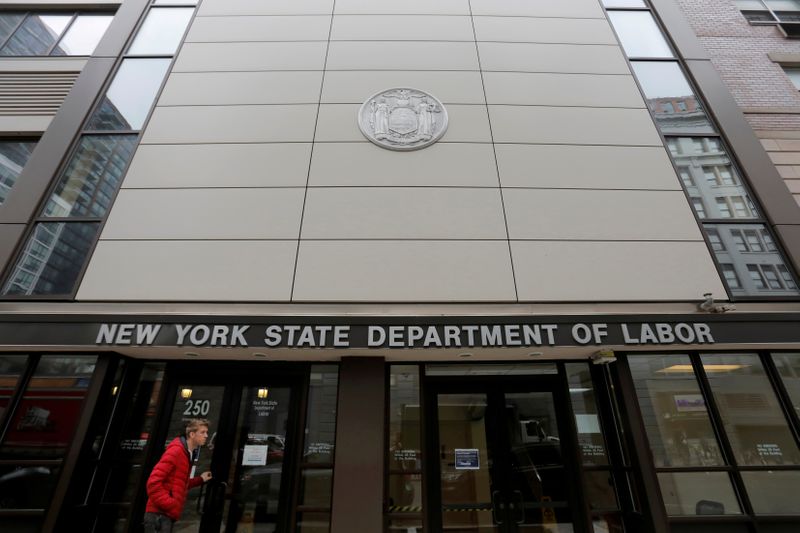 &copy; Reuters. Una persona esce dagli uffici del Dipartimento del Lavoro dello Stato di New York