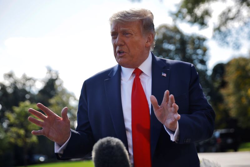 &copy; Reuters. Il presidente degli Stati Uniti Donald Trump durante una conferenza stampa davanti alla Casa Bianca a Washington