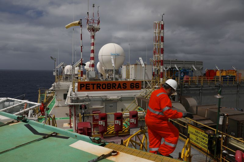 &copy; Reuters. Petroleiro em plataforma da Bacia de Santos