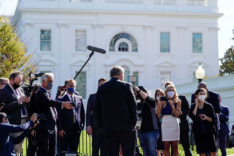 © Reuters. كبير موظفي البيت الأبيض: ترامب يعاني أعراضا طفيفة وسيظل في المنصب