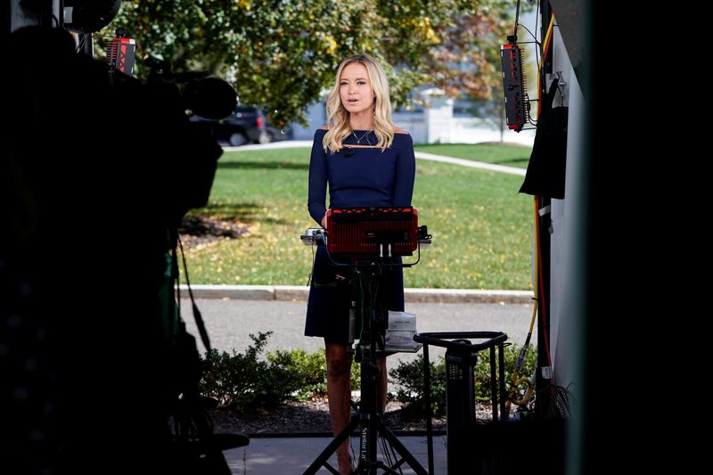 &copy; Reuters. Secretária de imprensa da Casa Branca, Kayleigh McEnany, fala com jornalistas em Washington após presidente Donald Trump ter teste positivo para Covid-19