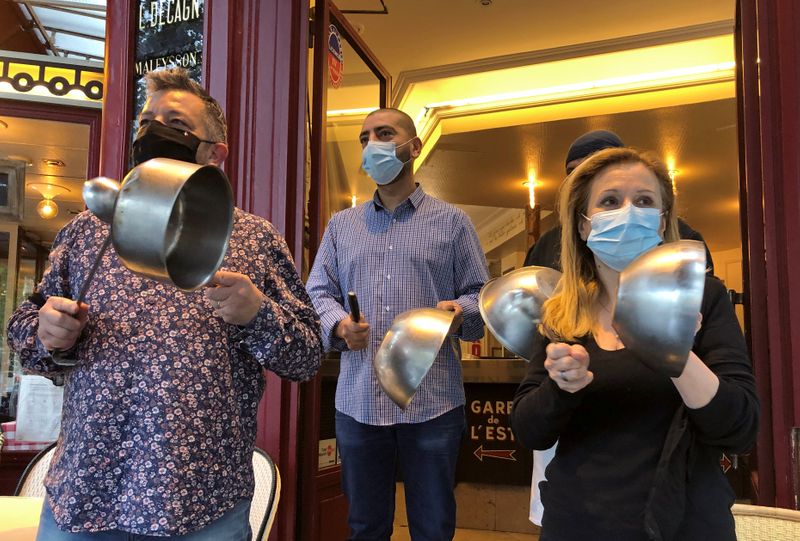&copy; Reuters. Funcionários de bares e restaurantes protestam contra possível aumento de restrições para conter a Covid-19 em Paris