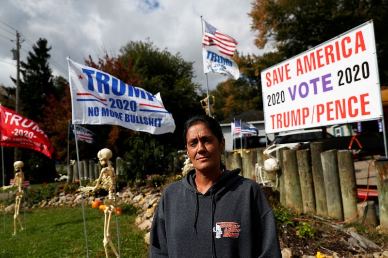 © Reuters. Maranda Joseph, de 43 años, posa en su antejardín con decoraciones de Halloween y en respaldo al presidente Donald Trump, en Warren, Ohio