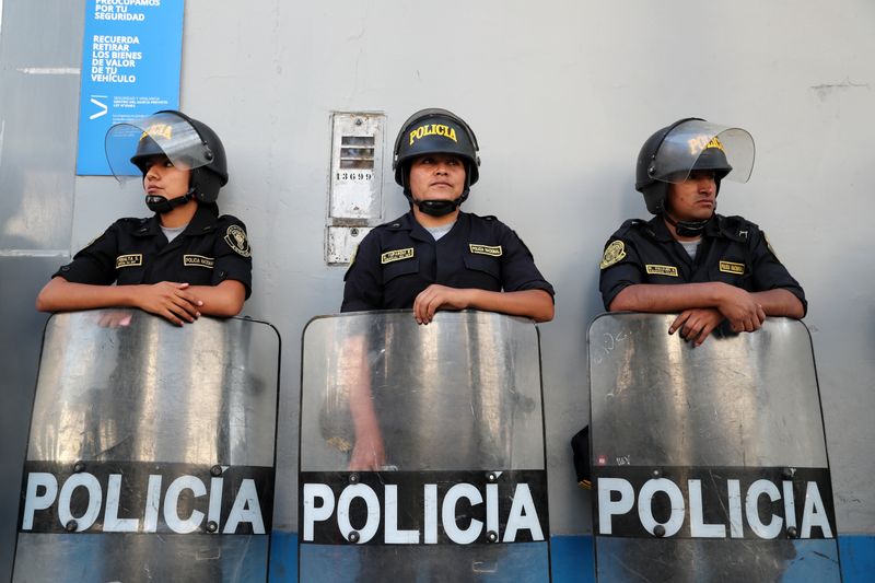 &copy; Reuters. FOTO DE ARCHIVO. Imagen referencial de policías, en Lima, Perú