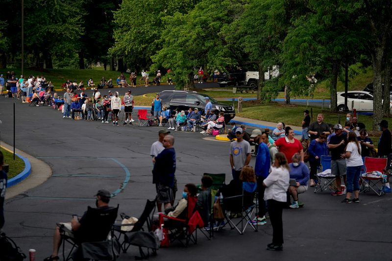 &copy; Reuters. FILE PHOTO: People  wait outside Kentucky Career Center in Frankfort