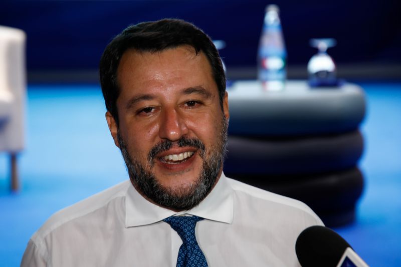 &copy; Reuters. El líder de la extrema derecha Matteo Salvini en unas declaraciones a los medios de comunicación tras su llegada a Sicilia, el 2 de octubre de 2020