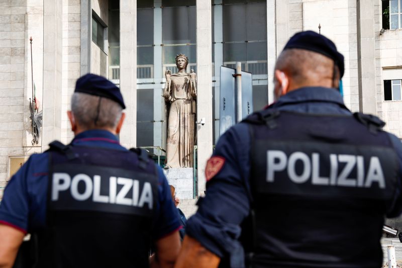 © Reuters. Agentes de policía ante la llegada del líder de extrema derecha Matteo Salvini, en Catania, Italia, el 3 de octubre de 2020