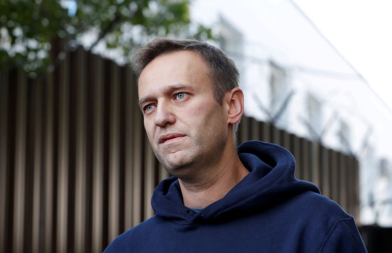 © Reuters. FILE PHOTO: Russian opposition leader Navalny speaks with journalists outside a detention centre in Moscow