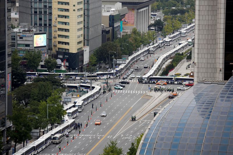 &copy; Reuters. Autobuses de la policía estacionados alrededor de la plaza de Gwanghwamun para evitar inesperadas protestas antigubernamentales en el centro de Seúl, Corea del Sur, el 3 de octubre de 2020