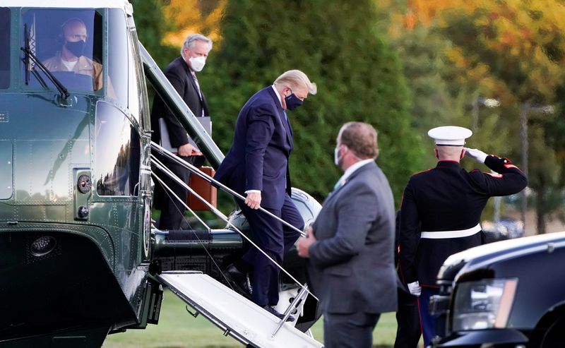 &copy; Reuters. Foto del viernes del presidente de EEUU; Donald Trump, bajando de un hellicóptero antes de ser internado en un hospital militar en Bethesda, Maryland