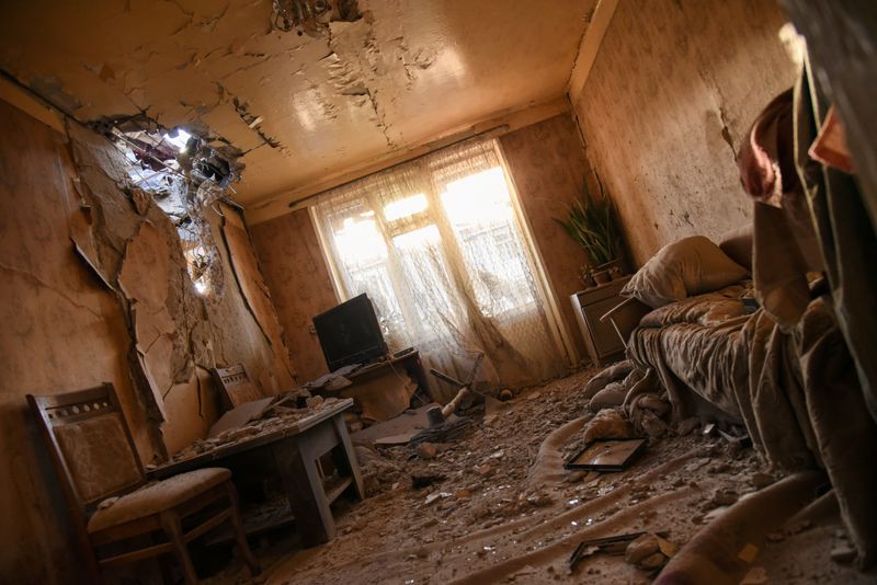 &copy; Reuters. Un apartamento supuestamente destrozado a raíz de los recientes bombardeos durante el conflicto militar en la región separatista de Nagorno-Karabaj en Stepanakert el 3 de octubre de 2020