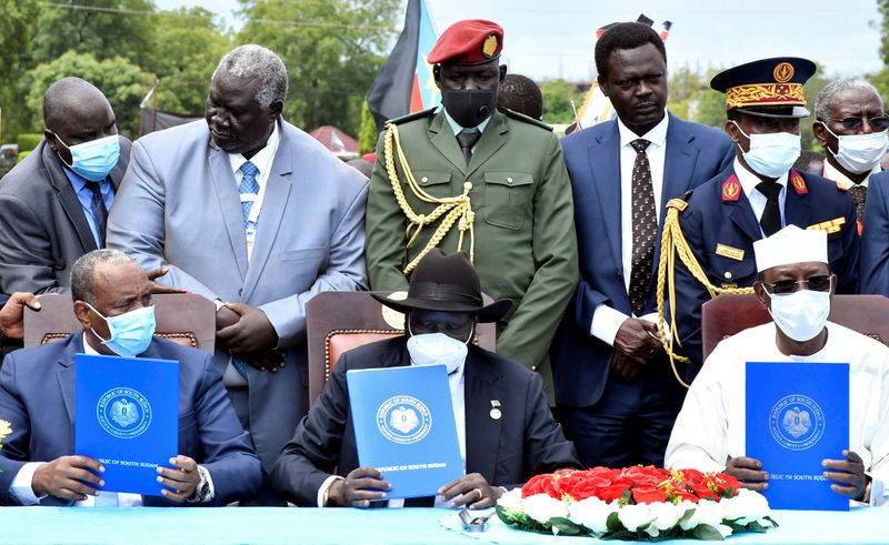 © Reuters. السودان يوقع رسميا على اتفاق سلام مع جماعات معارضة رئيسية