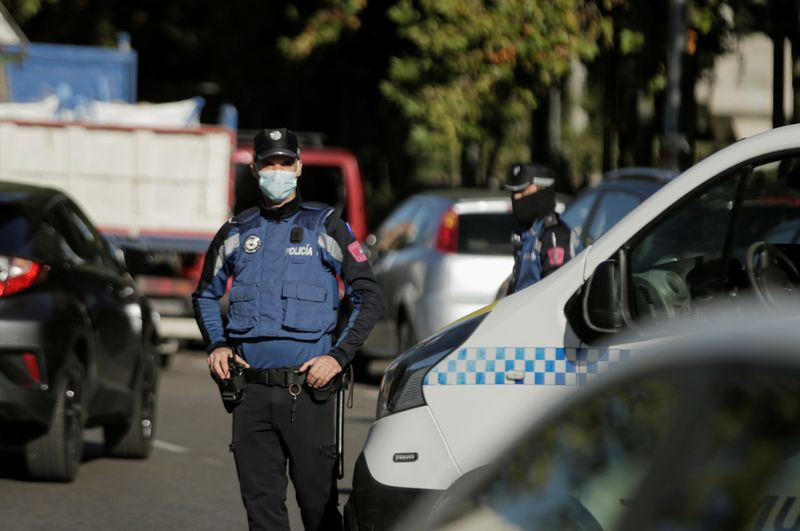 &copy; Reuters. Agentes de policía hacen guardia en un puesto de control en Madrid, España, el 3 de octubre de 2020