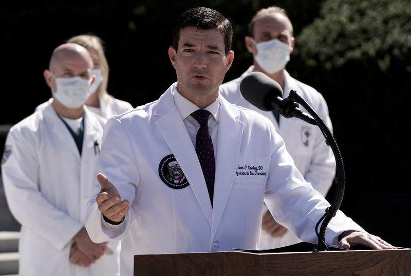 © Reuters. Foto del sábado del Dr. Sean Conley, médico de la Casa Blanca, en una rueda de prensa en la que reportó el estado de salud del presidente de EEUU, Donald Trump