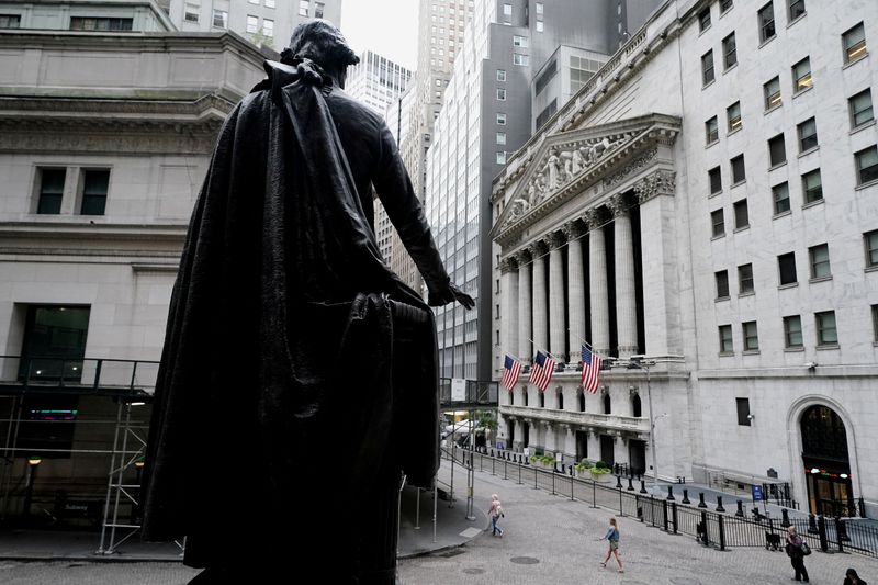 © Reuters. FILE PHOTO: The New York Stock Exchange is pictured in the Manhattan borough of New York City