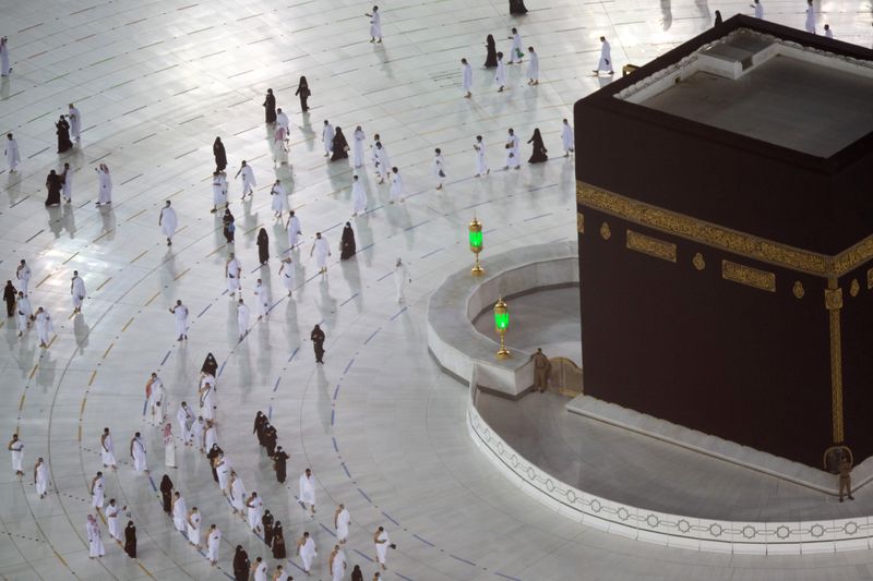 &copy; Reuters. The first group of Muslims, allowed in the mosque compound by appointment, practice social distancing, as they perform Umrah in the Grand Mosque, after Saudi authorities ease coronavirus disease (COVID-19) restrictions, in the holy city of Mecca