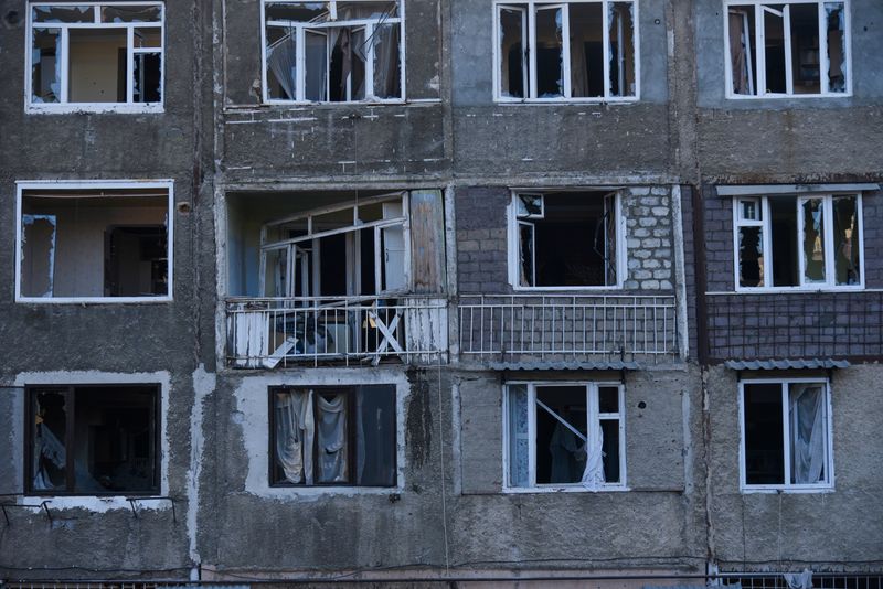 &copy; Reuters. Una vista muestra un edificio de apartamentos que supuestamente fue dañado por los recientes bombardeos durante un conflicto militar en la región separatista de Nagorno-Karabaj en Stepanakert