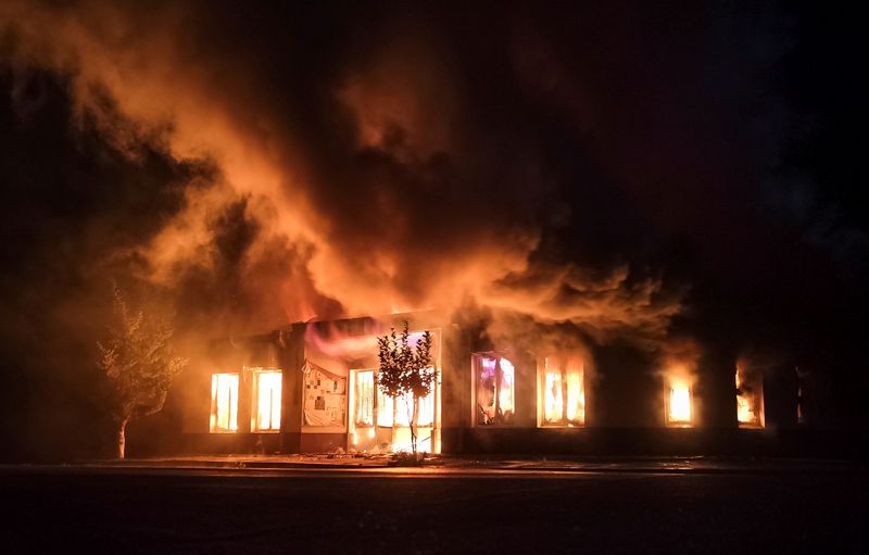 &copy; Reuters. Una tienda en llamas tras un bombardeo en Stepanakert, el 3 de octubre de 2020