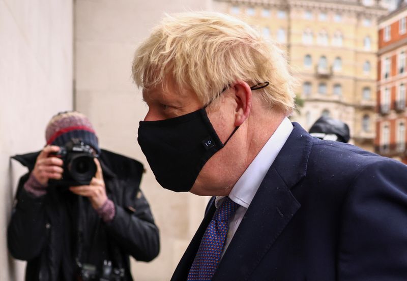 © Reuters. El primer ministro del Reino Unido, Boris Johnson, fuera de la sede de la BBC, en Londres, Reino Unido, el 4 de octubre de 2020