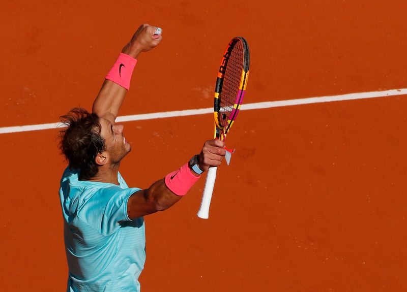 © Reuters. Foto del domingo de Rafael Nadal celebrando tras ganar su partido de octavos de final en Roland Garros ante el estadounidense Sebastian Korda