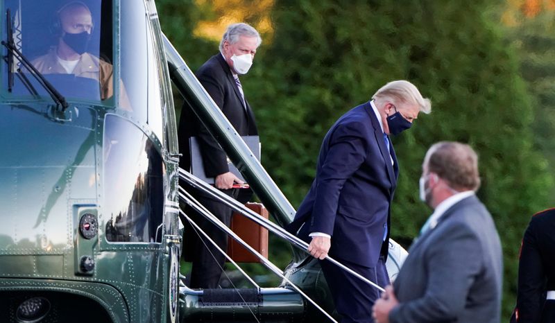 &copy; Reuters. El presidente de los Estados Unidos, Donald Trump, baja del helicóptero Marine One seguido por el jefe de Gabinete de la Casa Blanca, Mark Meadows, al llegar al Centro Médico Militar Nacional Walter Reed en Bethesda, Maryland, Estados Unidos, el 2 de oc