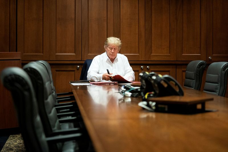 © Reuters. U.S. President Donald Trump works in a conference room while receiving treatment after testing positive for the coronavirus disease (COVID-19) at Walter Reed National Military Medical Center in Bethesda, Maryland