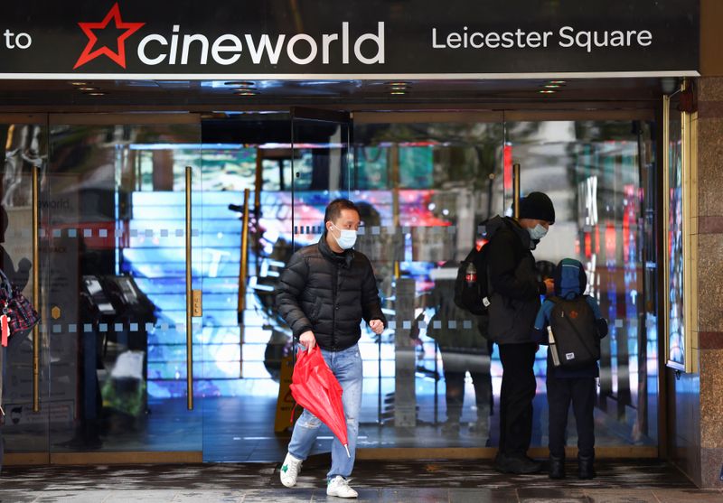 &copy; Reuters. People are seen at a Cineworld in Leicester’s Square in London