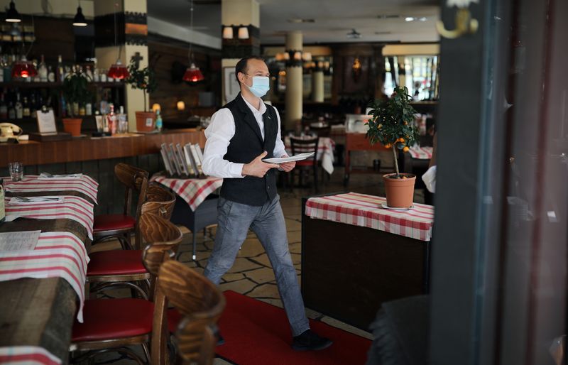 &copy; Reuters. Waiter Ivan works at the Francucci&apos;s Ristorante, amid the COVID-19 outbreak in Berlin