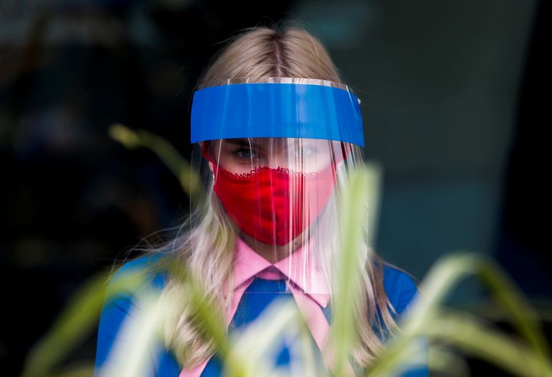 &copy; Reuters. FOTO DE ARCHIVO: Una camarera porta una máscara protectora en un restaurante de Moscú, Rusia