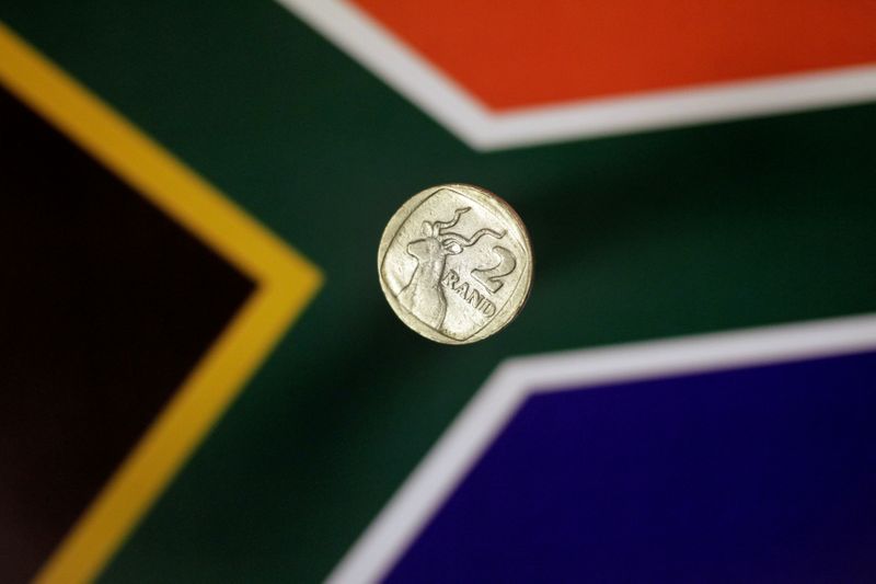 &copy; Reuters. Южноафриканский ранд на фоне флага