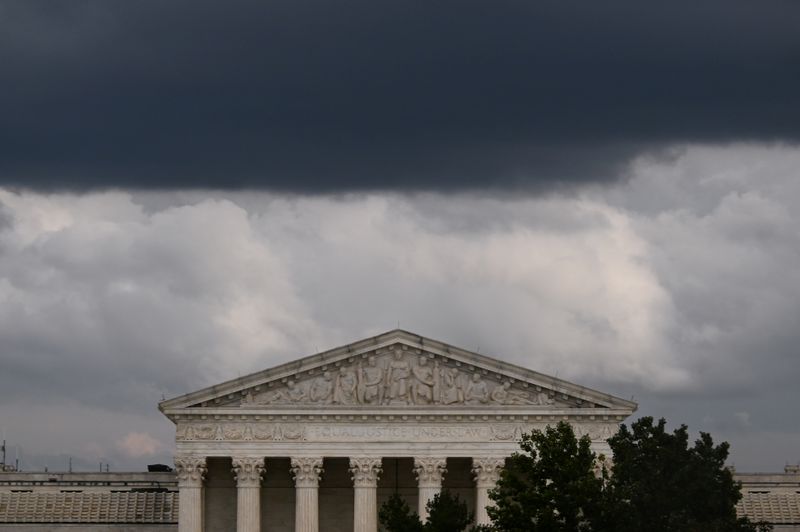 &copy; Reuters. FILE PHOTO: Clouds form over the U.S. Supreme Court in Washington