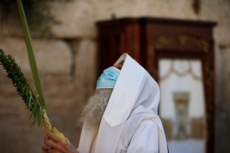 &copy; Reuters. Jewish worshippers take part in the priestly blessing on Sukkot holiday amid Israel&apos;s second-wave coronavirus lockdown, in Jerusalem&apos;s Old City