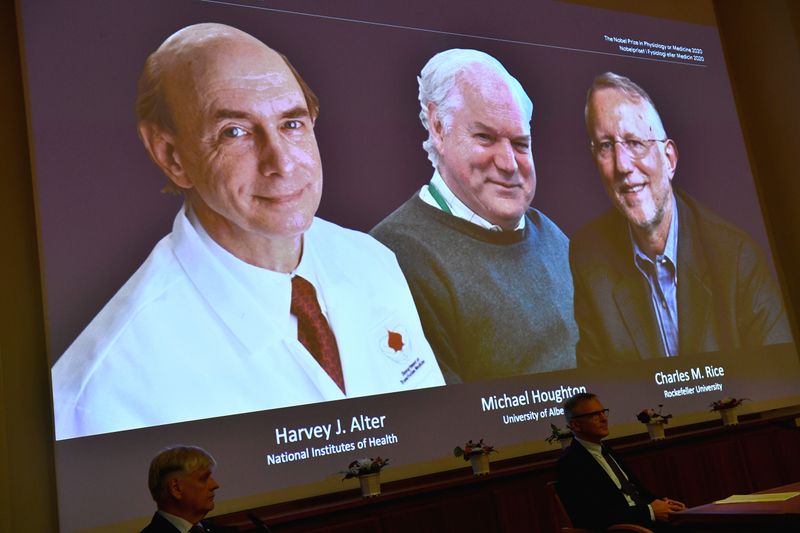 &copy; Reuters. Fotos dos cientistas Harvey J. Alter, Michael Houghton e Charles M. Rice aparecem em tela durante anúncio de vencedores do Prêmio Nobel de Medicina em Estocolmo