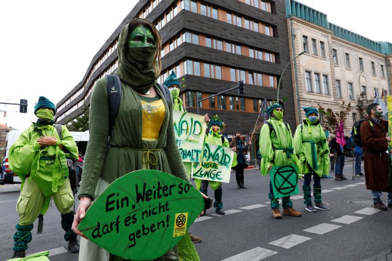 &copy; Reuters. Ativistas protestam em Berlim