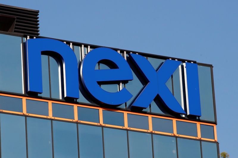 &copy; Reuters. Logo del gruppo dei pagamenti Nexi davanti alla sede di Milano