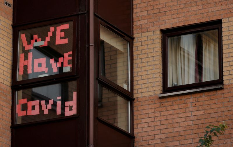 &copy; Reuters. Un aviso que dice &quot;tenemos COVID&quot; se ve en la ventana de un edificio de alojamiento para estudiantes, luego del brote de la enfermedad por coronavirus (COVID-19), en Mánchester, Reino Unido