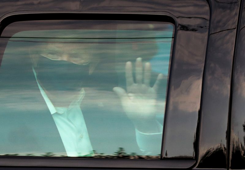 &copy; Reuters. Il presidente degli Stati Uniti Donald Trump saluta i sostenitori durante un breve corteo in auto davanti al Walter Reed National Military Medical Center dove è ricoverato per coronavirus a Bethesda