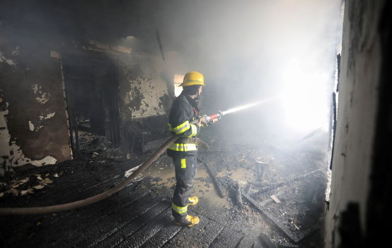 &copy; Reuters. Un bombero apaga un incendio en una casa causado por los bombardeos en los combates en la región separatista de Nagorno-Karabaj en la ciudad de Barda