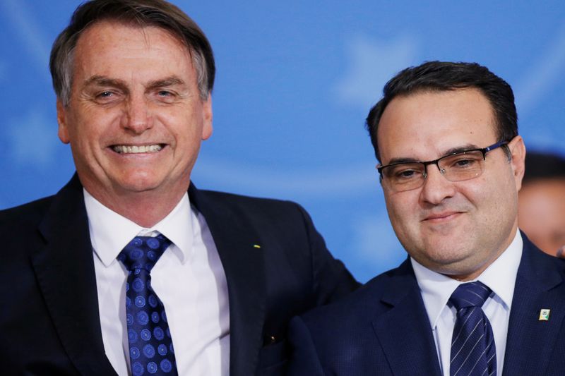 &copy; Reuters. Presidente Jair Bolsonaro e ministro Jorge Oliveira durante cerimônia no Palácio do Planalto