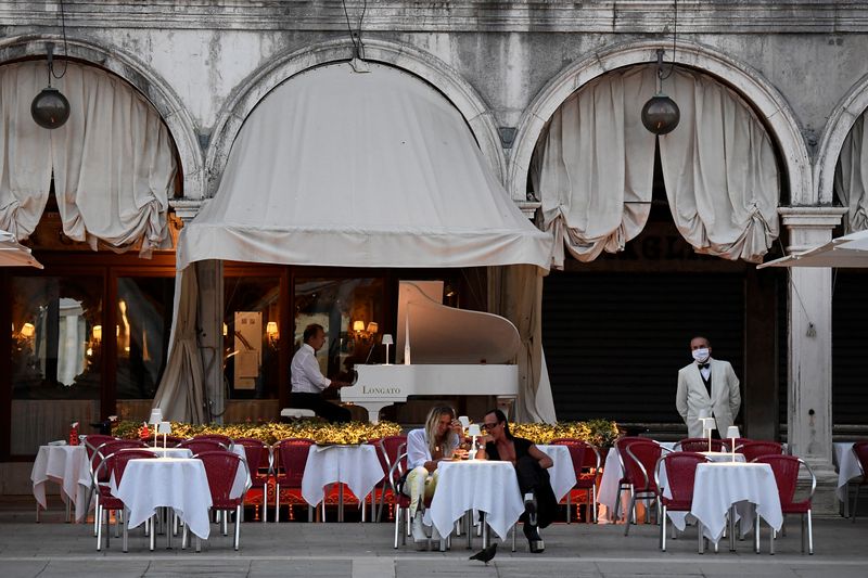 &copy; Reuters. Un bar a Piazza San Marco a Venezia, 9 luglio 2020